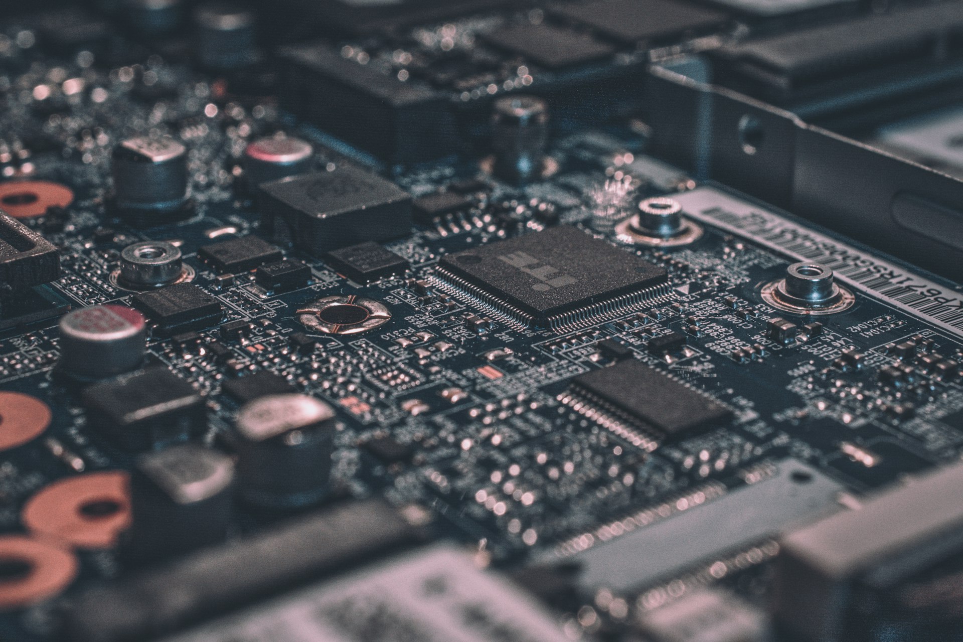 Placa-mãe de computador em manutenção na bancada técnica da Tech In Box em Londrina